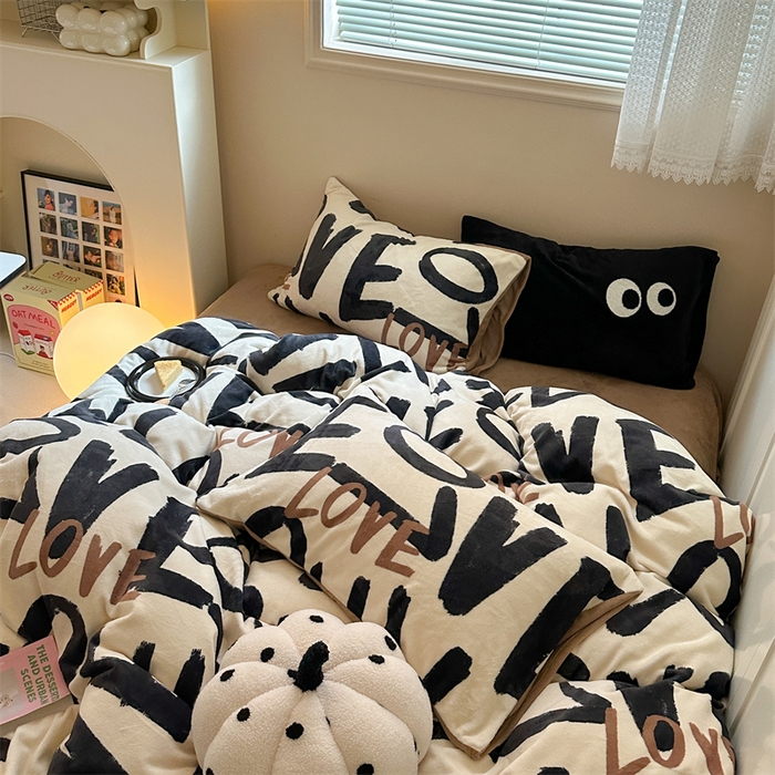 91家纺网 家纺一手货源 找家纺 时年家纺 2023新款牛奶绒印花系列套件 简约风格 爱恋-咖