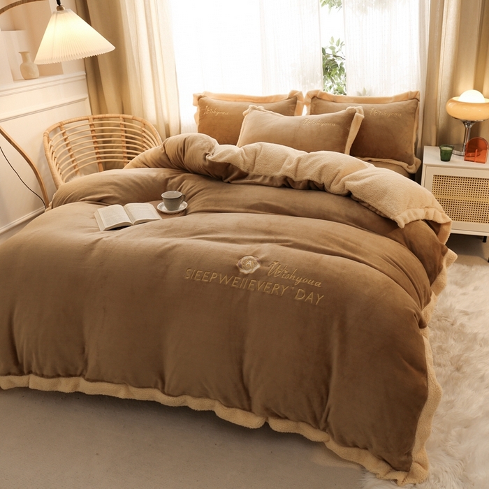 91家纺网 家纺一手货源 找家纺 啊雅家居 2026新款绣花牛奶绒加羊羔绒四件套 浅咖加米黄