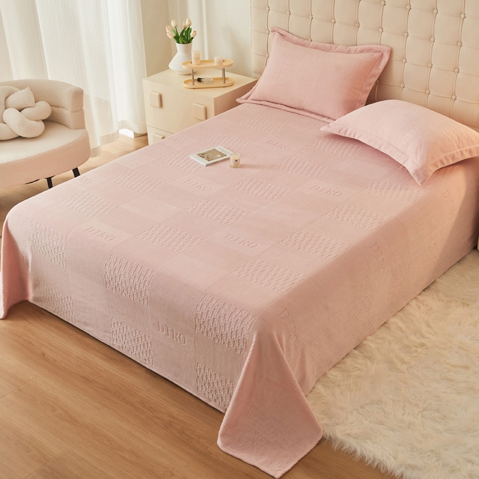 91家纺网 家纺一手货源 找家纺 吾诺家居 2023新款230克立体雕花牛奶绒床单可配三件套 迪若-粉