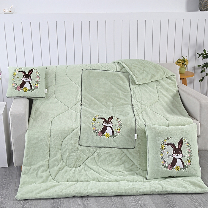 91家纺网 家纺一手货源 找家纺 伊可爱抱枕被 2023新款兔毛绒贴布绣抱枕被-富贵兔 富贵兔-青苹绿
