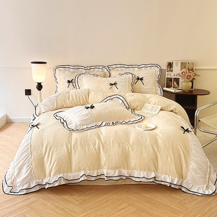 91家纺网 家纺一手货源 找家纺 逸尚阁 2024新款牛奶绒雕花拼接双层花边四件套 塔塔-奶油黄（绒款）