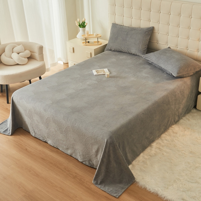 91家纺网 家纺一手货源 找家纺 吾诺家居 2023新款230克立体雕花牛奶绒床单可配三件套 线条-灰