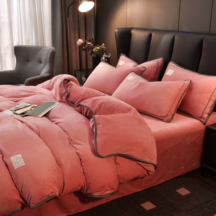 91家纺网 家纺一手货源 找家纺 啊雅家居 2026新款纯色包边双面牛奶绒四件套 包砖色