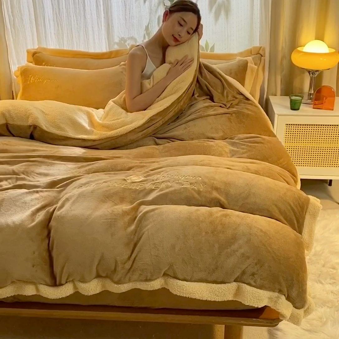 91家纺网 家纺一手货源 找家纺 啊雅家居 2026新款绣花牛奶绒加羊羔绒四件套 浅咖加米黄