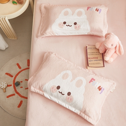 91家纺网 家纺一手货源 找家纺 荷马之梦 2023新款A类牛奶绒数码印花儿童枕套-暖冬系列 小兔瑞奇