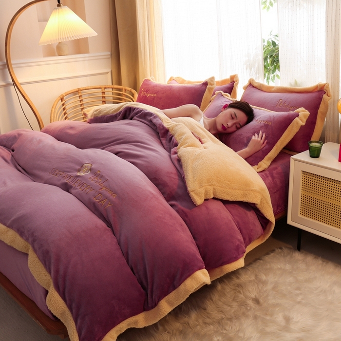 91家纺网 家纺一手货源 找家纺 啊雅家居 2026新款绣花牛奶绒加羊羔绒四件套 豆沙加米黄