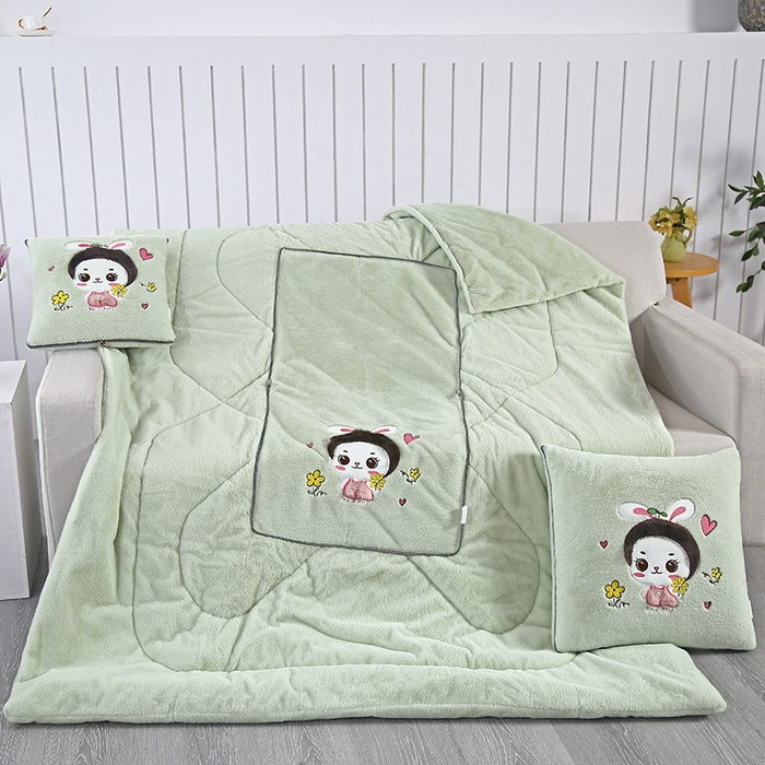 91家纺网 家纺一手货源 找家纺 伊可爱抱枕被 2023新款兔毛绒贴布绣抱枕被-蒙太兔 蒙太兔-青苹绿