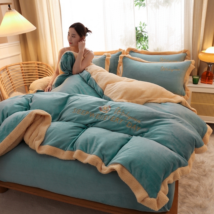 91家纺网 家纺一手货源 找家纺 啊雅家居 2026新款绣花牛奶绒加羊羔绒四件套 水绿加米黄