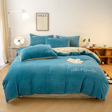 91家纺网 家纺一手货源 找家纺 寐眠 2023新款牛奶绒刺绣四件套 Hello life雾蓝米白