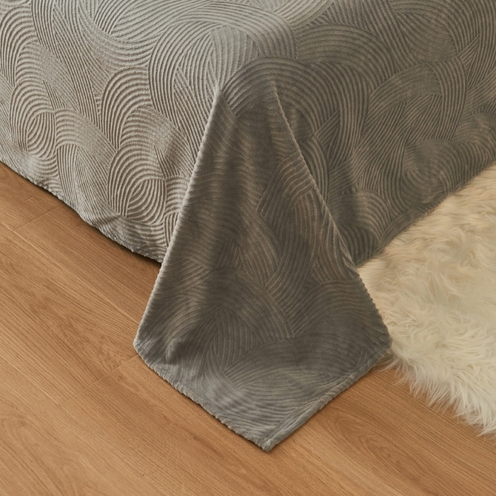 91家纺网 家纺一手货源 找家纺 吾诺家居 2023新款230克立体雕花牛奶绒床单可配三件套 线条-灰