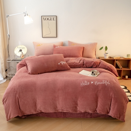 91家纺网 家纺一手货源 找家纺 寐眠 2023新款牛奶绒刺绣四件套 Hello life豆沙纯色