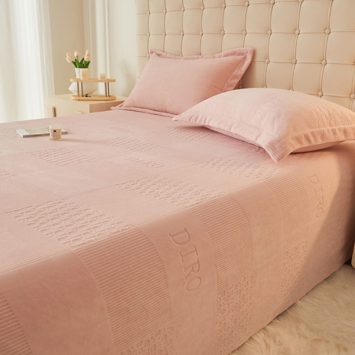 91家纺网 家纺一手货源 找家纺 吾诺家居 2023新款230克立体雕花牛奶绒床单可配三件套 迪若-粉