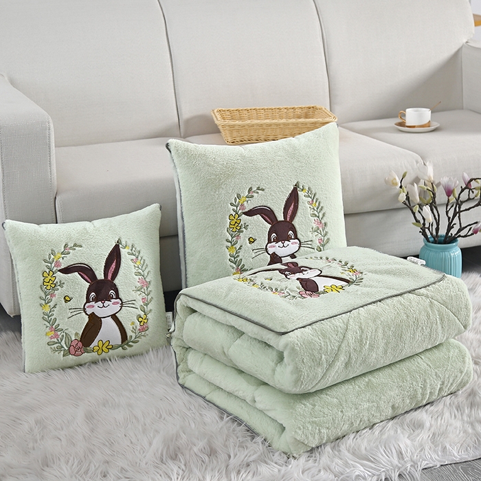 91家纺网 家纺一手货源 找家纺 伊可爱抱枕被 2023新款兔毛绒贴布绣抱枕被-富贵兔 富贵兔-青苹绿