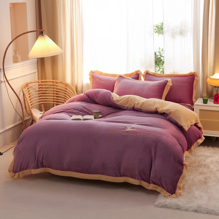 91家纺网 家纺一手货源 找家纺 啊雅家居 2026新款绣花牛奶绒加羊羔绒四件套 豆沙加米黄