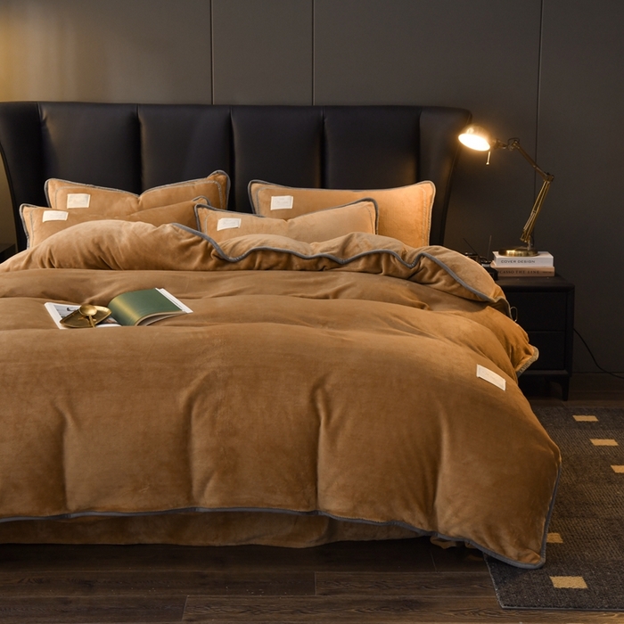 91家纺网 家纺一手货源 找家纺 啊雅家居 2026新款纯色包边双面牛奶绒四件套 包咖色