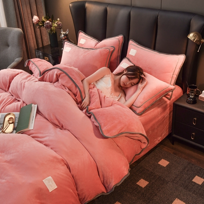 91家纺网 家纺一手货源 找家纺 啊雅家居 2026新款纯色包边双面牛奶绒四件套 包砖色