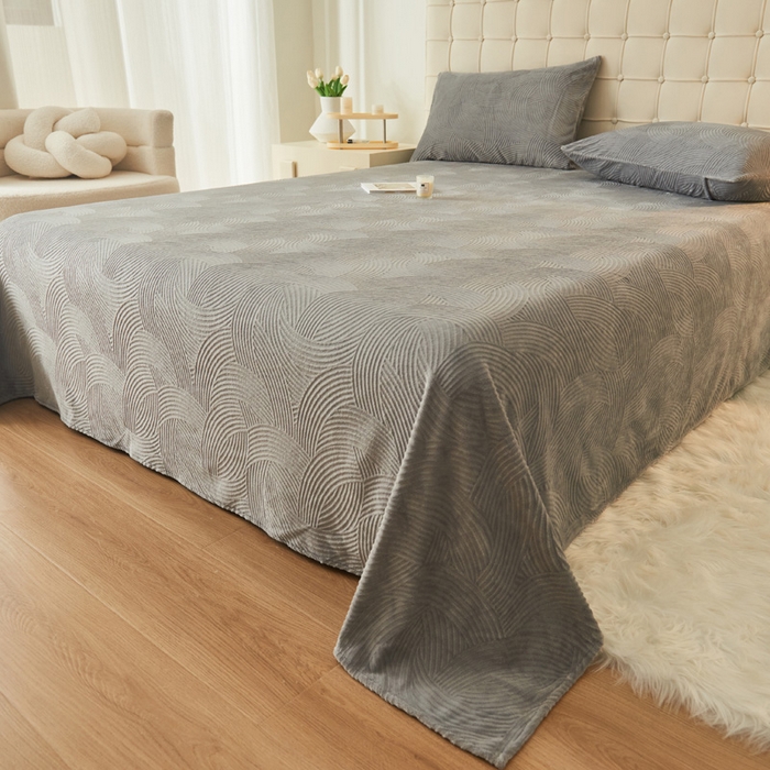 91家纺网 家纺一手货源 找家纺 吾诺家居 2023新款230克立体雕花牛奶绒床单可配三件套 线条-灰