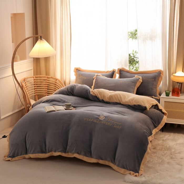 91家纺网 家纺一手货源 找家纺 啊雅家居 2026新款绣花牛奶绒加羊羔绒四件套 深灰加米黄