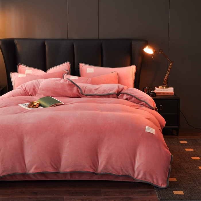 91家纺网 家纺一手货源 找家纺 啊雅家居 2026新款纯色包边双面牛奶绒四件套 包砖色