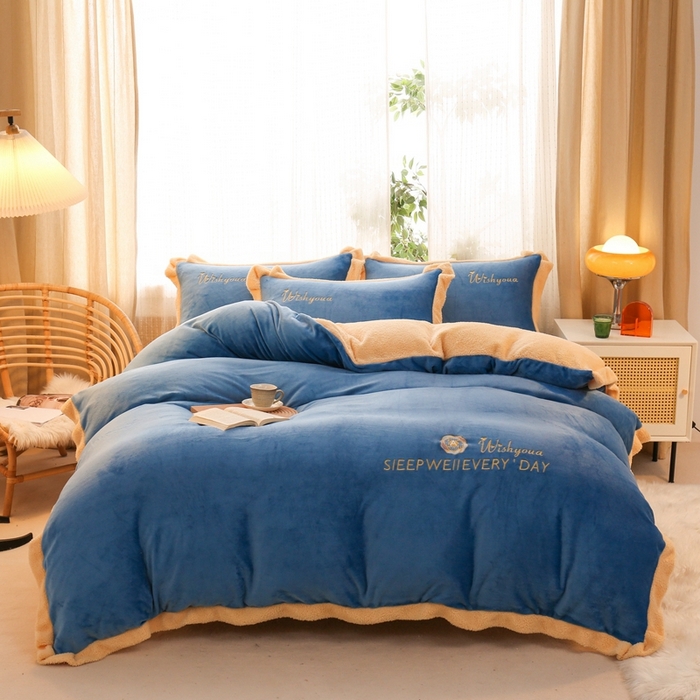 91家纺网 家纺一手货源 找家纺 啊雅家居 2026新款绣花牛奶绒加羊羔绒四件套 克莱因蓝魔加米黄