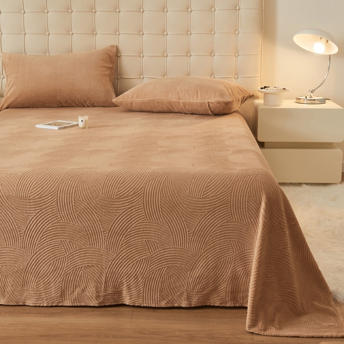 91家纺网 家纺一手货源 找家纺 吾诺家居 2023新款230克立体雕花牛奶绒床单可配三件套 线条-咖