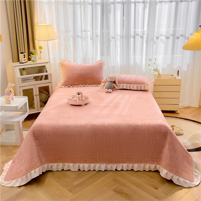 91家纺网 家纺一手货源 找家纺 喜居 2023新款纯色牛奶绒花边款床盖 粉豆沙