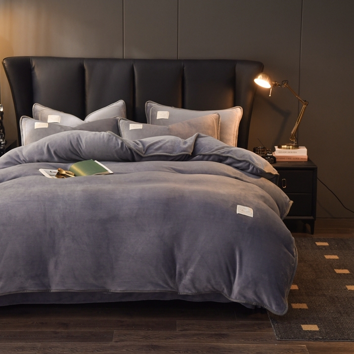 91家纺网 家纺一手货源 找家纺 啊雅家居 2026新款纯色包边双面牛奶绒四件套 包灰色