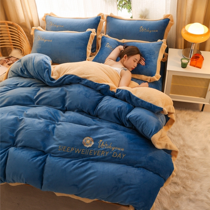 91家纺网 家纺一手货源 找家纺 啊雅家居 2026新款绣花牛奶绒加羊羔绒四件套 克莱因蓝魔加米黄