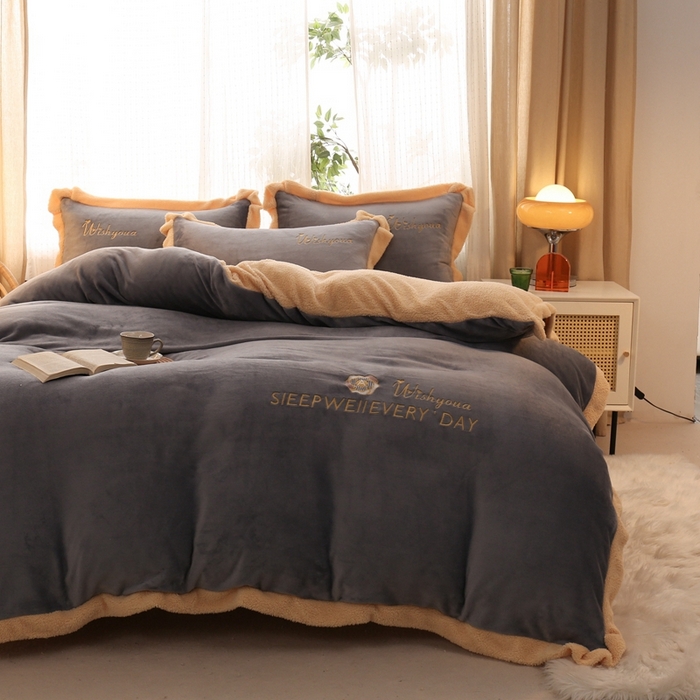 91家纺网 家纺一手货源 找家纺 啊雅家居 2026新款绣花牛奶绒加羊羔绒四件套 深灰加米黄