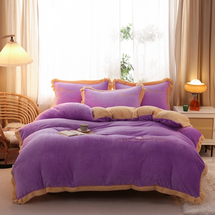 91家纺网 家纺一手货源 找家纺 啊雅家居 2026新款绣花牛奶绒加羊羔绒四件套 紫色加米黄