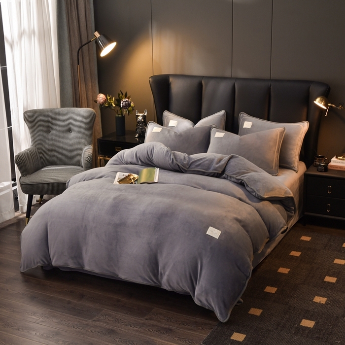 91家纺网 家纺一手货源 找家纺 啊雅家居 2026新款纯色包边双面牛奶绒四件套 包灰色