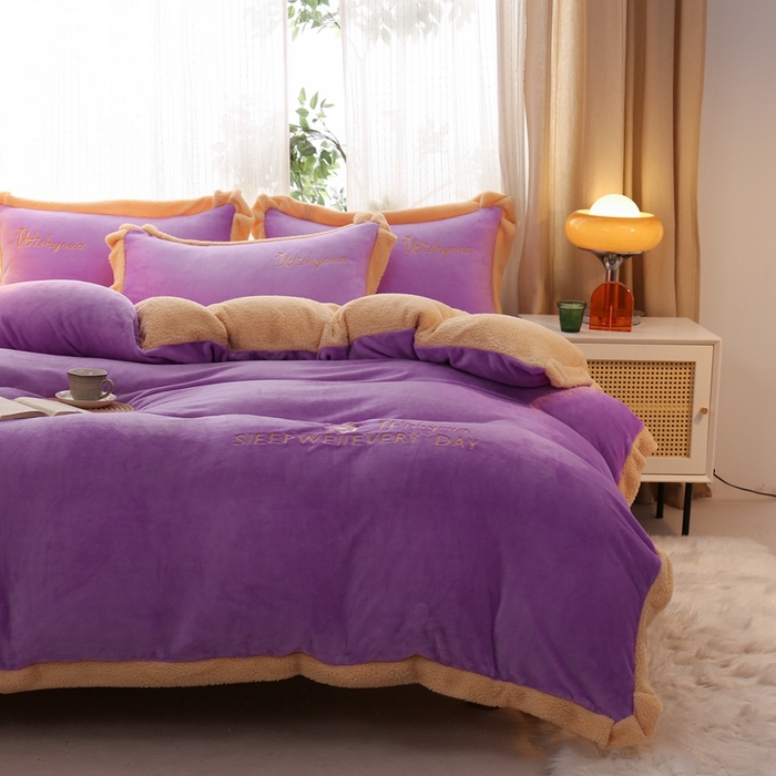 91家纺网 家纺一手货源 找家纺 啊雅家居 2026新款绣花牛奶绒加羊羔绒四件套 紫色加米黄