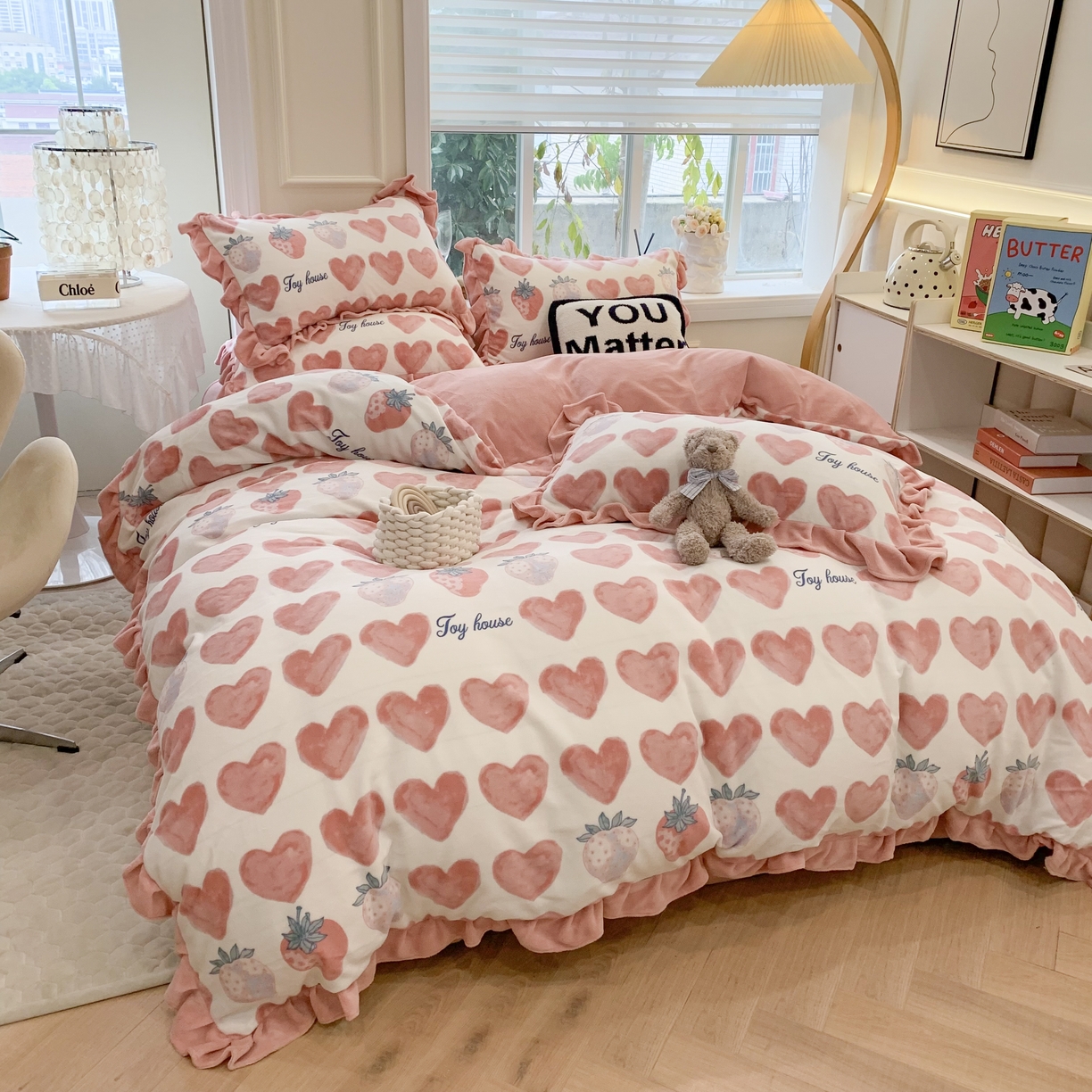 91家纺网 家纺一手货源 找家纺 吾欢心 2024新款韩版花边牛奶绒四件套 爱心草莓