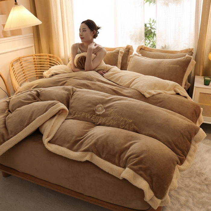 91家纺网 家纺一手货源 找家纺 啊雅家居 2026新款绣花牛奶绒加羊羔绒四件套 浅咖加米黄