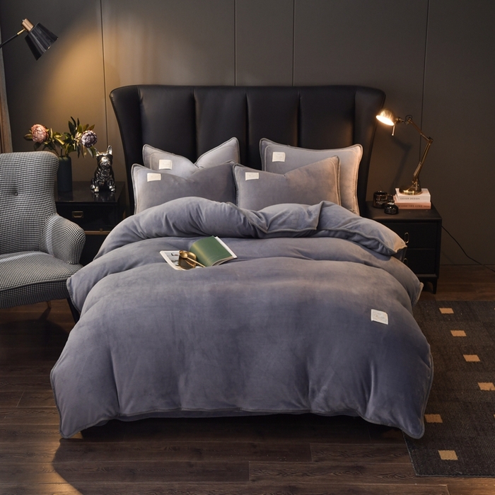 91家纺网 家纺一手货源 找家纺 啊雅家居 2026新款纯色包边双面牛奶绒四件套 包灰色