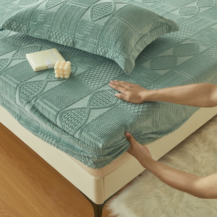 91家纺网 家纺一手货源 找家纺 吾诺家居 2023新款230克立体雕花牛奶绒床笠 毛衣-湖绿