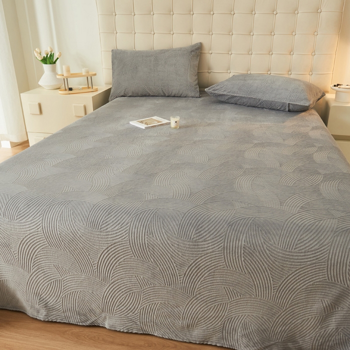 91家纺网 家纺一手货源 找家纺 吾诺家居 2023新款230克立体雕花牛奶绒床单可配三件套 线条-灰