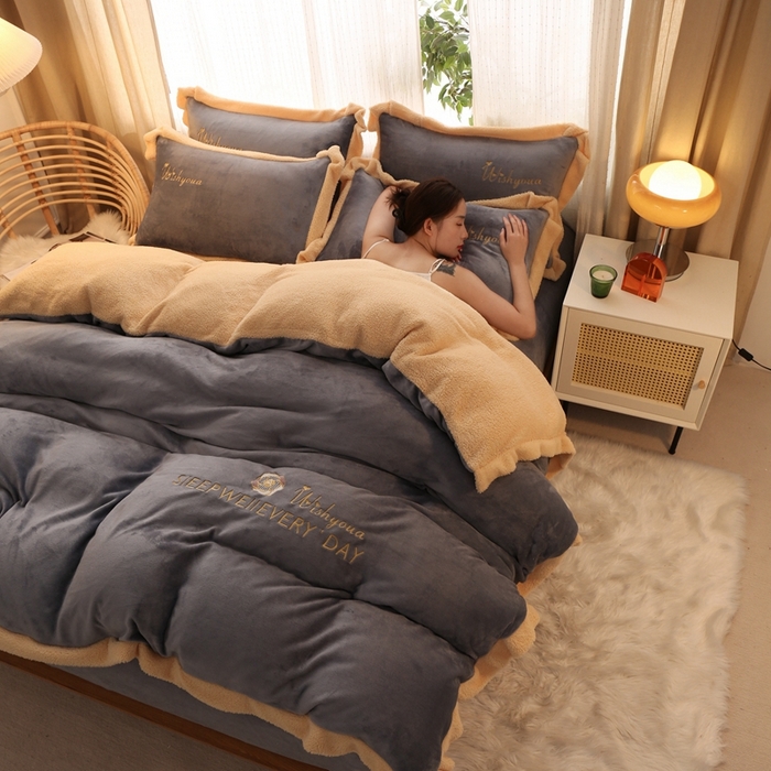 91家纺网 家纺一手货源 找家纺 啊雅家居 2026新款绣花牛奶绒加羊羔绒四件套 深灰加米黄