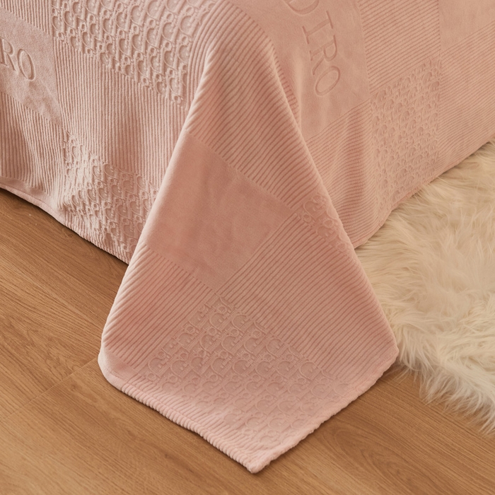 91家纺网 家纺一手货源 找家纺 吾诺家居 2023新款230克立体雕花牛奶绒床单可配三件套 迪若-粉