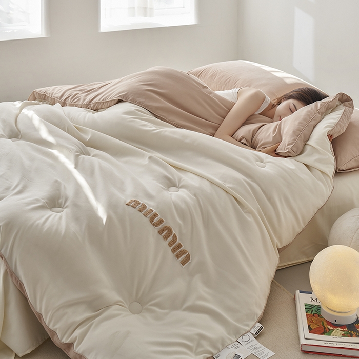 91家纺网 家纺一手货源 找家纺 荔禾家居 2023新款A类毛巾绣多巴胺系大豆被冬被 太妃奶咖