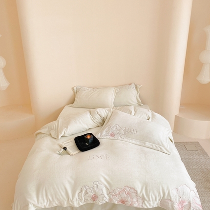 91家纺网 家纺一手货源 找家纺 （总）馨蕊家居 2023新款300克极细腻超柔煦暖绒进口导电丝四件套-花恋