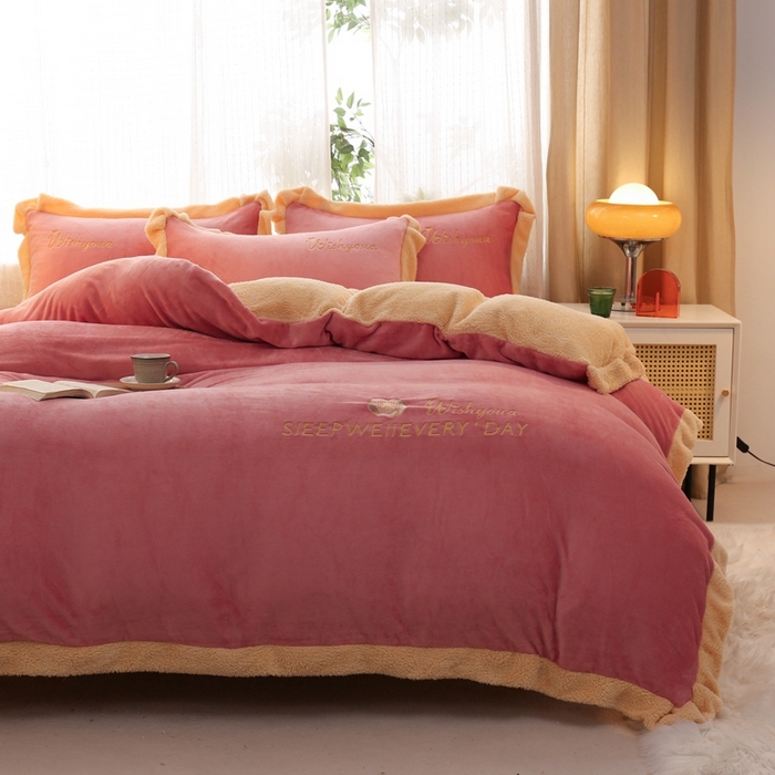 91家纺网 家纺一手货源 找家纺 啊雅家居 2026新款绣花牛奶绒加羊羔绒四件套 玫红加米黄