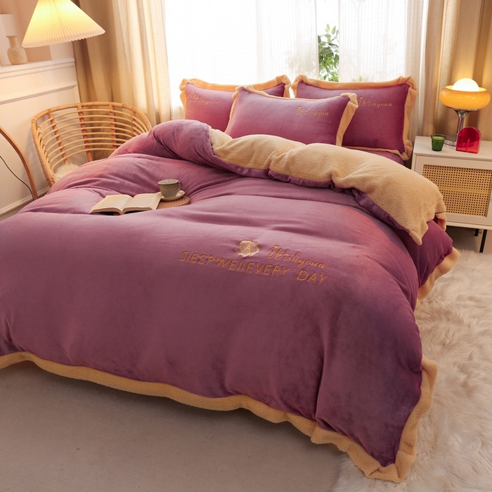 91家纺网 家纺一手货源 找家纺 啊雅家居 2026新款绣花牛奶绒加羊羔绒四件套 豆沙加米黄