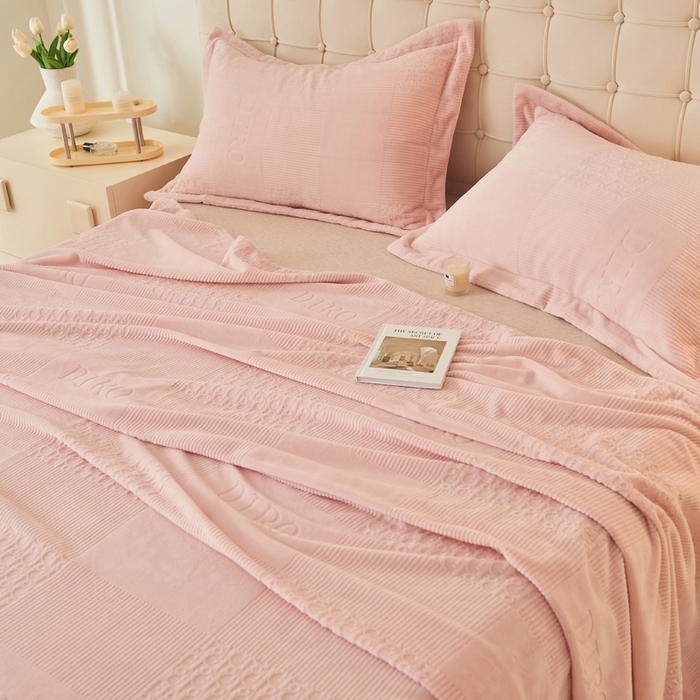 91家纺网 家纺一手货源 找家纺 吾诺家居 2023新款230克立体雕花牛奶绒床单可配三件套 迪若-粉