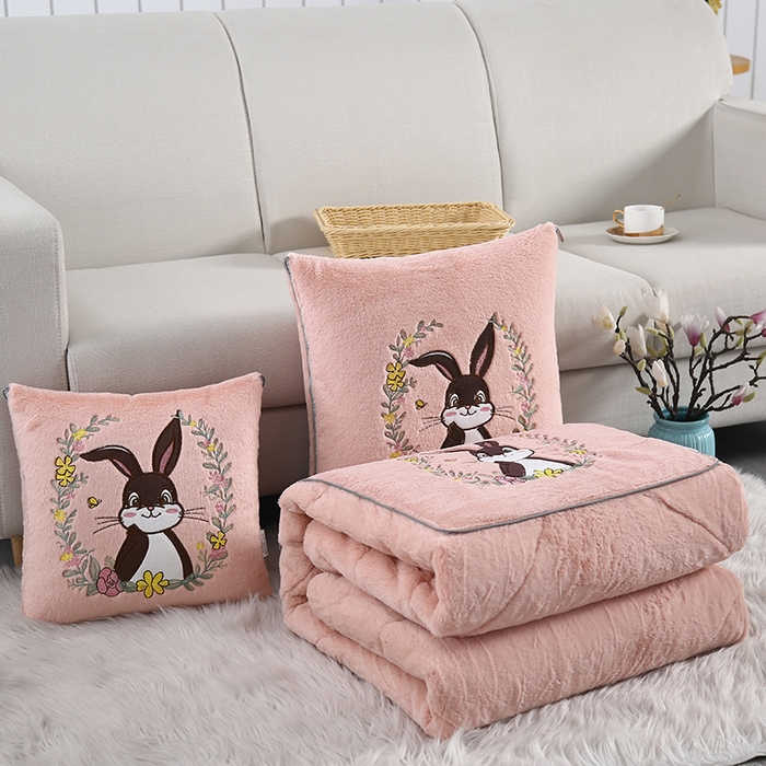 91家纺网 家纺一手货源 找家纺 伊可爱抱枕被 2023新款兔毛绒贴布绣抱枕被-富贵兔 富贵兔-雅玉