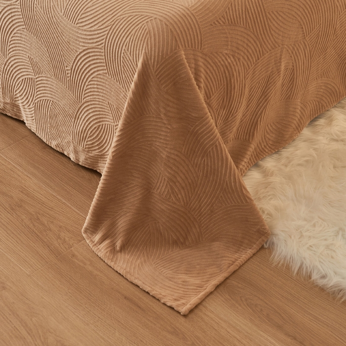 91家纺网 家纺一手货源 找家纺 吾诺家居 2023新款230克立体雕花牛奶绒床单可配三件套 线条-咖