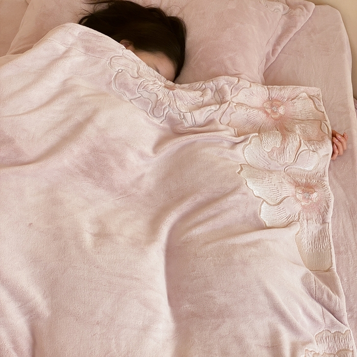 91家纺网 家纺一手货源 找家纺 馨蕊家居 2023新款300克极细腻超柔煦暖绒进口导电丝四件套-花恋 花恋-初夏粉