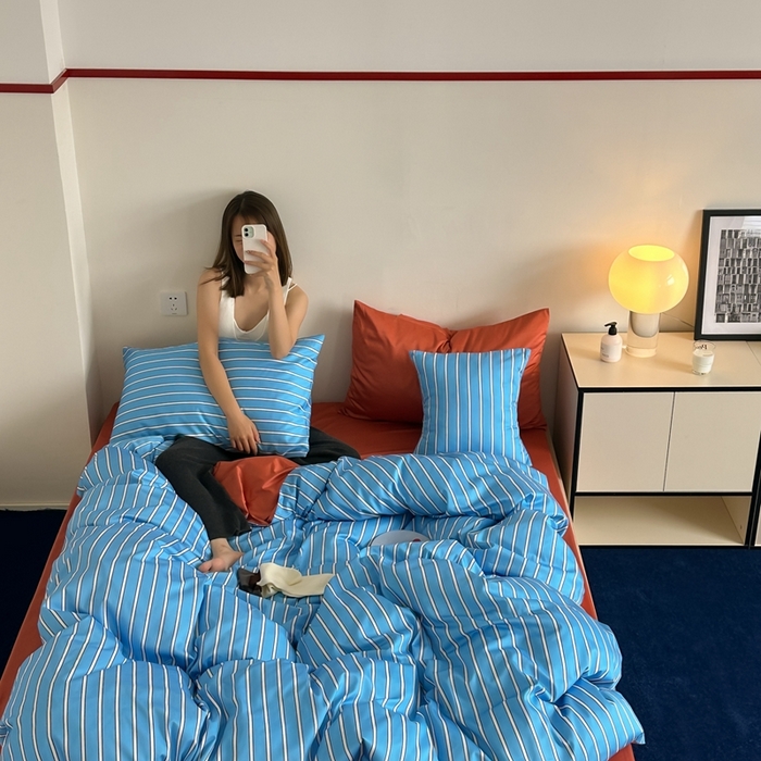 91家纺网 家纺一手货源 找家纺 时年 2023新款100支数码印花条纹四件套 复古星蓝