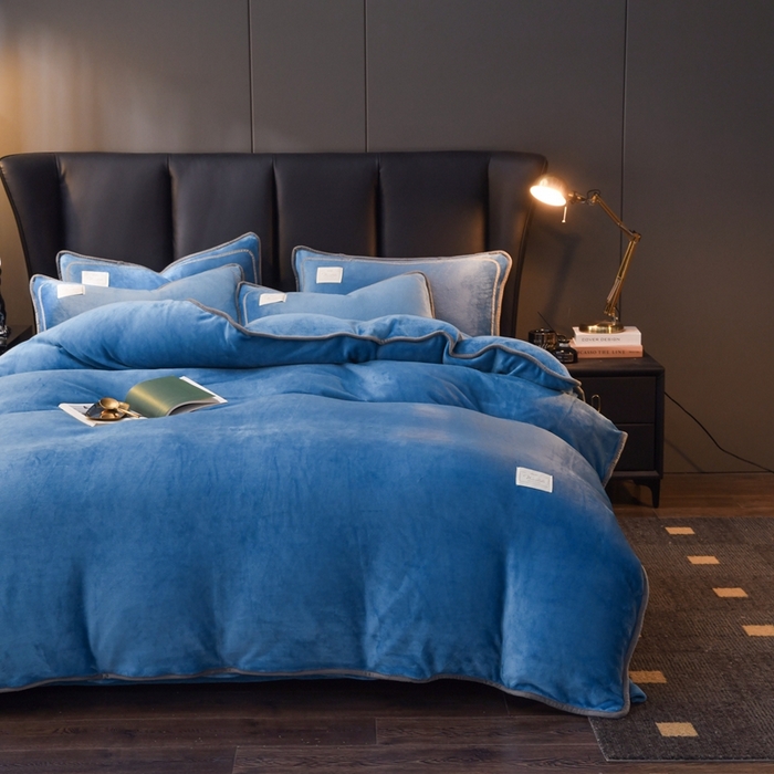 91家纺网 家纺一手货源 找家纺 啊雅家居 2026新款纯色包边双面牛奶绒四件套 包克莱因蓝