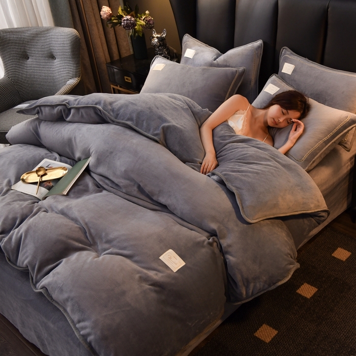 91家纺网 家纺一手货源 找家纺 啊雅家居 2026新款纯色包边双面牛奶绒四件套 包灰色